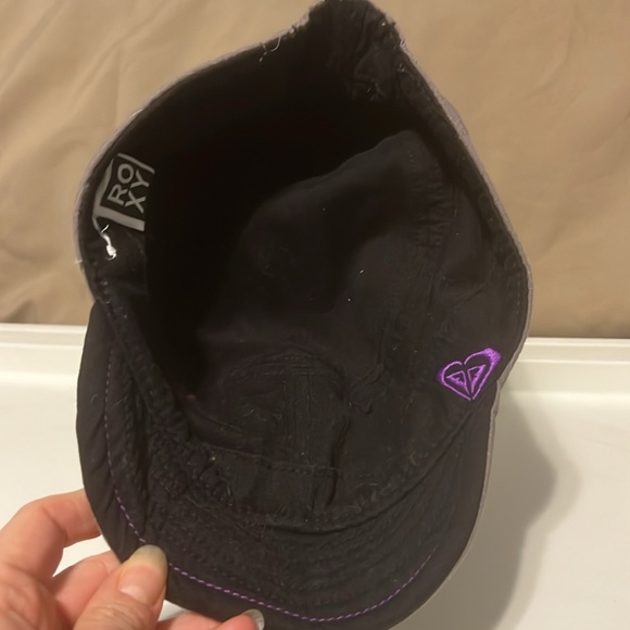 Reversible Roxy Hat - Picture 2 of 4